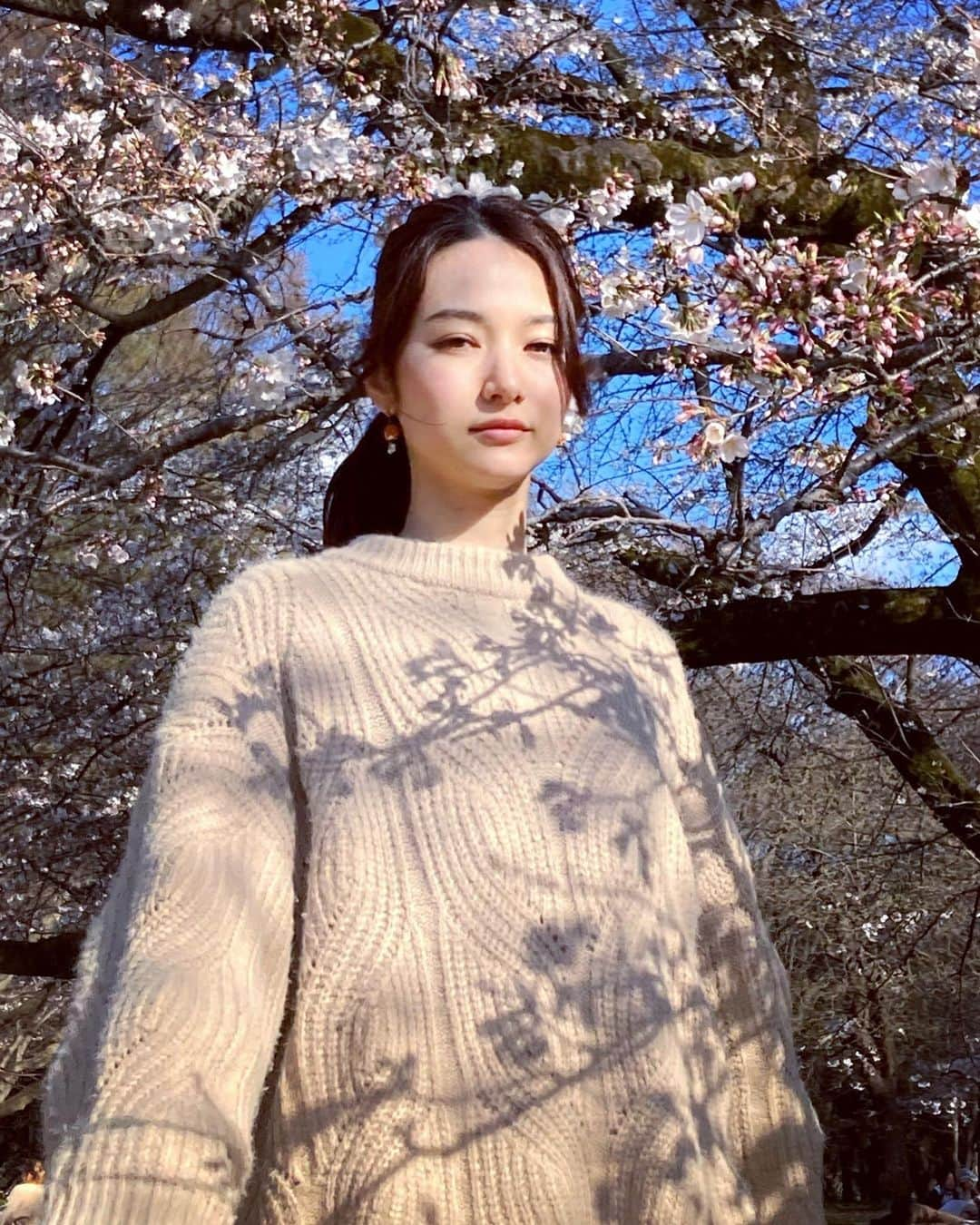 黒澤はるかのインスタグラム：「🌸 ところで皆さん、 今年の桜は見られましたか？？ 私はなんとか満開手前でしたが、ちらっと楽しむことができました。 しかし、花粉の襲撃により目の機能を半分ほど失っておりましたので、太陽の陽の光がいつも以上に眩しく、 顔もぱんぱん半目のまま、桜を楽しみました。 程よく霞み、程よく和らぎ、程よく揺めき、 それはそれで、趣のある思い出になりました。笑  そんなこんなで、「夫婦が壊れるとき」1話をご覧頂いた皆様、ありがとうございました✨ 放送されない地域や、見逃した方は TVerでもご覧頂けますので是非♪ 来週もお楽しみに‼︎」