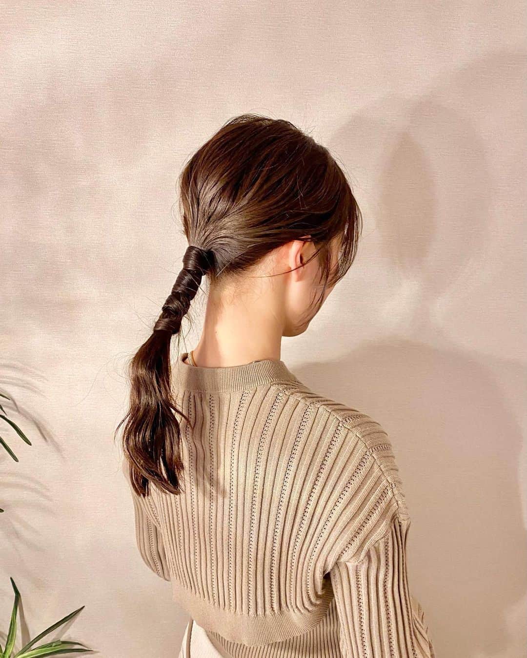 のインスタグラム：「可愛いヘアアレンジをリクエストしたのに写真をスタジオで撮り損ね、おうちで一枚📸ヘアメイクのみなさん、いつもありがとうございます🥰  週末、こどもの風邪をもらってしまいちょっとだけ大変でした🤏(もう元気です！) 親子共々、体調管理が大切ですね！  明日からまた一週間、がんばりましょう🌸 私は、テレビ東京 よじごじDaysからです。 お時間が合う方はぜひご覧ください！」
