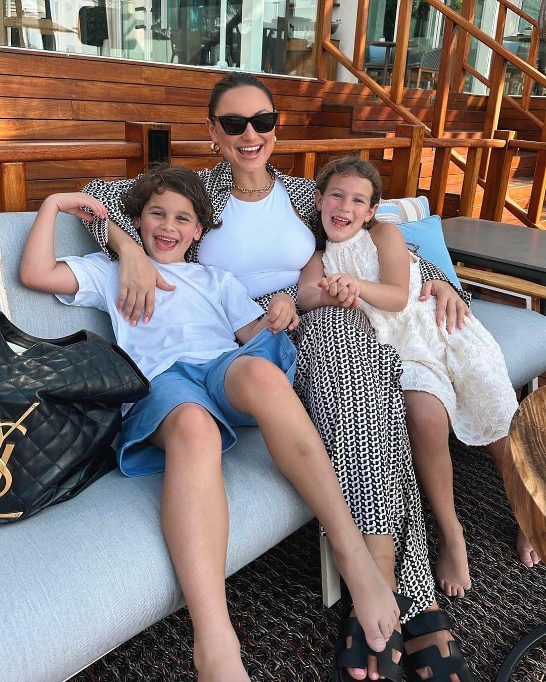 サム・フェアーズのインスタグラム：「Easter Sunday 💛」