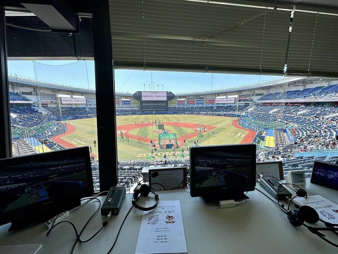 清水直行のインスタグラム：「マリンで野球解説でした。  マリーンズ5連勝‼️ 関係ないけど個人的にマリーンズ解説2連勝！！ 種市がマリンスタジアムで勝った、嬉しい。 若い選手たちの活躍、 頼もしい。 5回終了後のダンス、大所帯😳 #chibalotte」