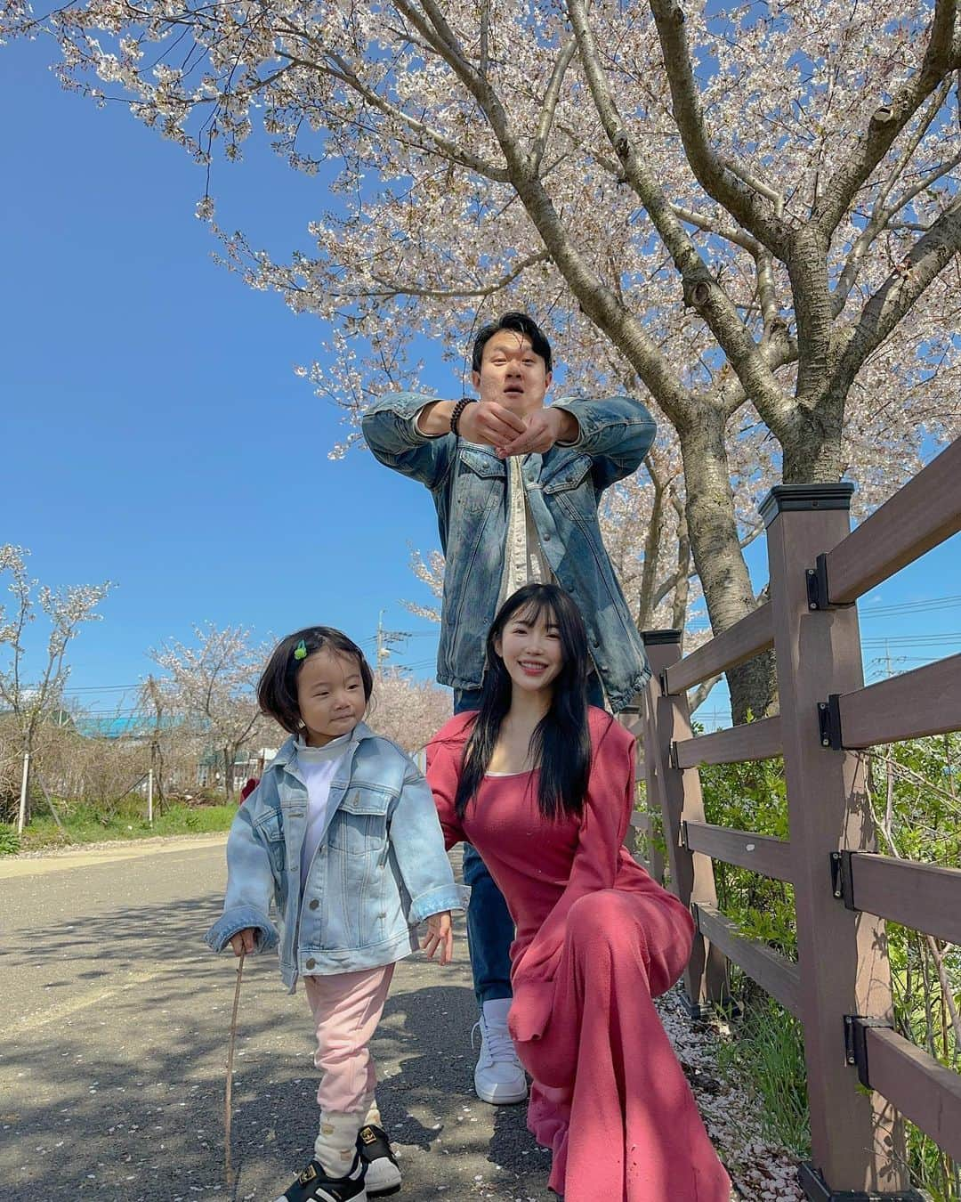 ゆかさんのインスタグラム写真 - (ゆかInstagram)「Finally we saw 🌸🌸🌸 . . .  #family #cherryblossom #sakura #ysrfam #familia #funny #korea #아들맘 #가족사진 #벚꽃 #桜 #お花見」4月9日 23時08分 - bjyuka