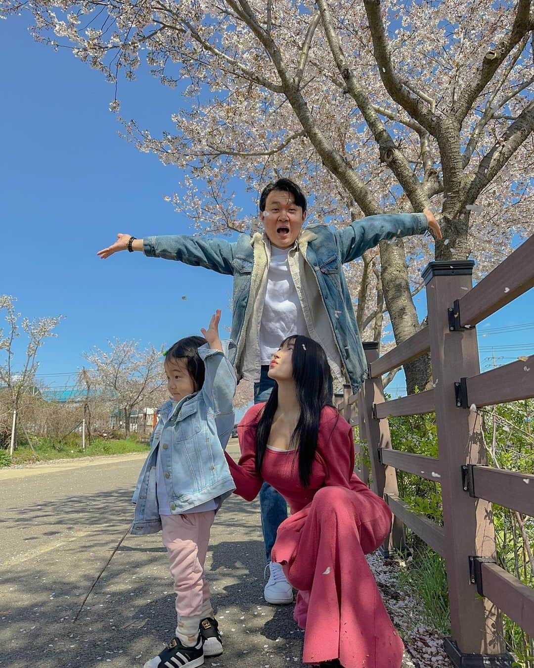 ゆかさんのインスタグラム写真 - (ゆかInstagram)「Finally we saw 🌸🌸🌸 . . .  #family #cherryblossom #sakura #ysrfam #familia #funny #korea #아들맘 #가족사진 #벚꽃 #桜 #お花見」4月9日 23時08分 - bjyuka