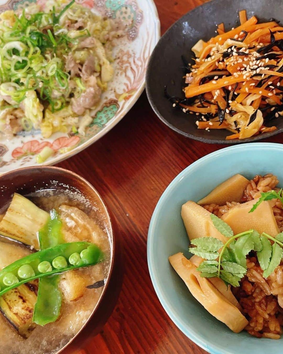 谷口菜津子さんのインスタグラム写真 - (谷口菜津子Instagram)「昼飯  昼ごはんは基本米メニューでガッツリ食べて夜まで漫画頑張ろうという作戦です。 ワタナベマキ先生の『ワタナベマキの31日分の定食カレンダー』が献立作りの助けになっています。  二人暮らしが始まり料理係になり四ヶ月。(真造さんは掃除） 一人暮らしの時と比べて毎日しっかりご飯が作れて料理がさらに好きになってきました。 でもたまにクタクタで怠い日があって呆然とする時もあります。 手を抜いたり得意を増やして、もっと楽に楽しくなれたら良いです。  #ワタナベマキの31日分の定食カレンダー」4月9日 23時12分 - nco0707