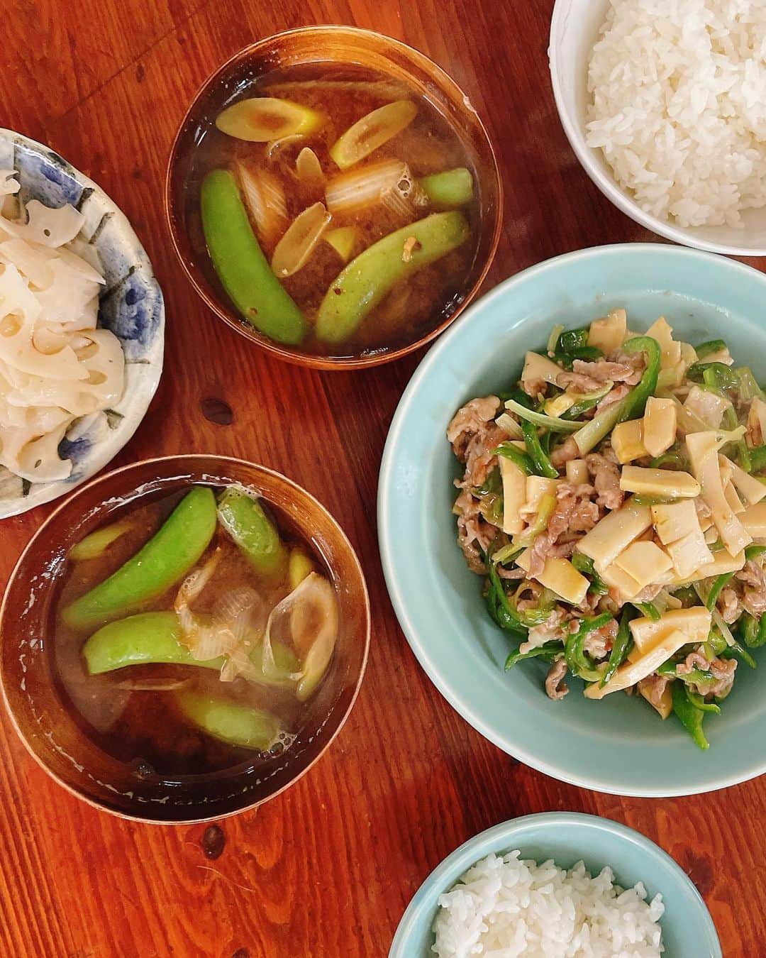 谷口菜津子のインスタグラム：「昼飯  昼ごはんは基本米メニューでガッツリ食べて夜まで漫画頑張ろうという作戦です。 ワタナベマキ先生の『ワタナベマキの31日分の定食カレンダー』が献立作りの助けになっています。  二人暮らしが始まり料理係になり四ヶ月。(真造さんは掃除） 一人暮らしの時と比べて毎日しっかりご飯が作れて料理がさらに好きになってきました。 でもたまにクタクタで怠い日があって呆然とする時もあります。 手を抜いたり得意を増やして、もっと楽に楽しくなれたら良いです。  #ワタナベマキの31日分の定食カレンダー」