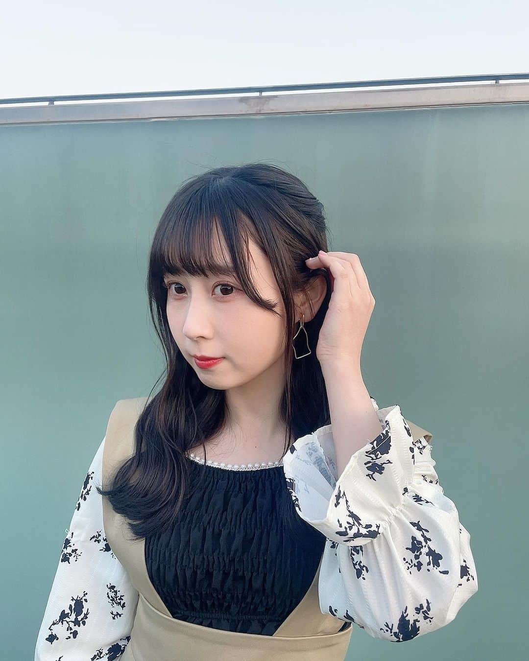 井上瑠夏のインスタグラム：「🐩❤︎ ⁡ 大人っぽくなれてますか...？👡☁️ ⁡ . ⁡ 初めての赤レンガ倉庫の 夜の景色？夜景？がきれいすぎました☺️🕊️❤︎🔆 ⁡ #LWDwithSHEIN #LIFESTYLEwithDOGS #SHEINコーデ #ske48」