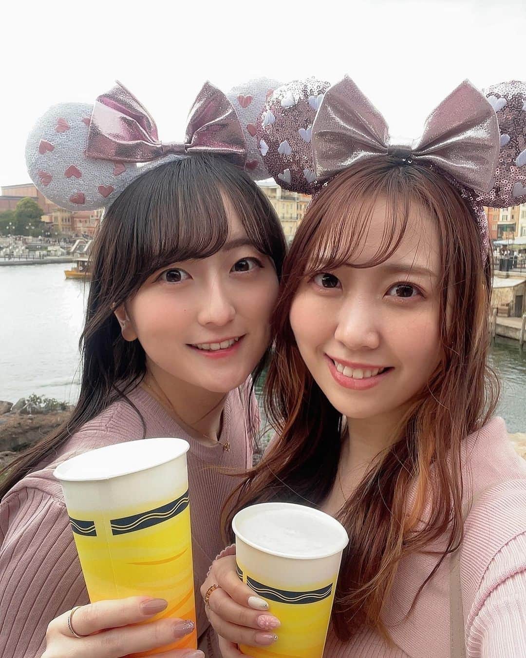 𝑚𝑜𝑚𝑜のインスタグラム：「. ひろみとディズニー🐭🤍 忘れないうちに投稿！！  午前中は晴れて、徐々にお天気が崩れたけれど... そんなことは関係なく！！たくさん喋って楽しかったよ〜！  3年半前ぶりのシー💁‍♀️ ビールも飲んで！たくさん食べたて、 ディズニーの遊び方も変わってきたね💭 また思い出した頃にいこうね〜！！ 次はどんな変化があるかしら💭  #ディズニー#ディズニーシー#ディズニーコーデ#ピンクコーデ」