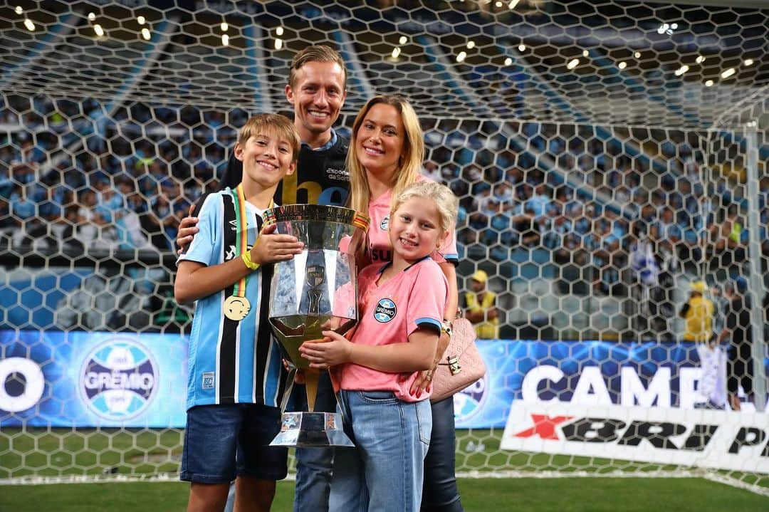 ルーカス・レイヴァさんのインスタグラム写真 - (ルーカス・レイヴァInstagram)「HEXACAMPEÃO 🇪🇪💙」4月9日 23時16分 - leivalucas