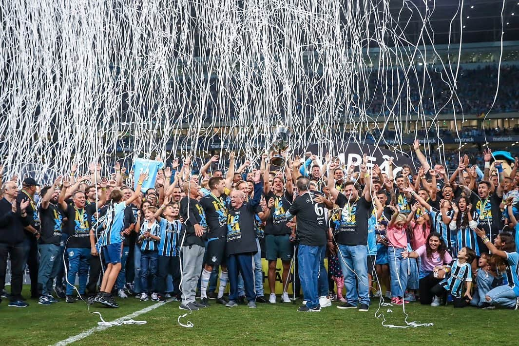 ルーカス・レイヴァのインスタグラム：「HEXACAMPEÃO 🇪🇪💙」