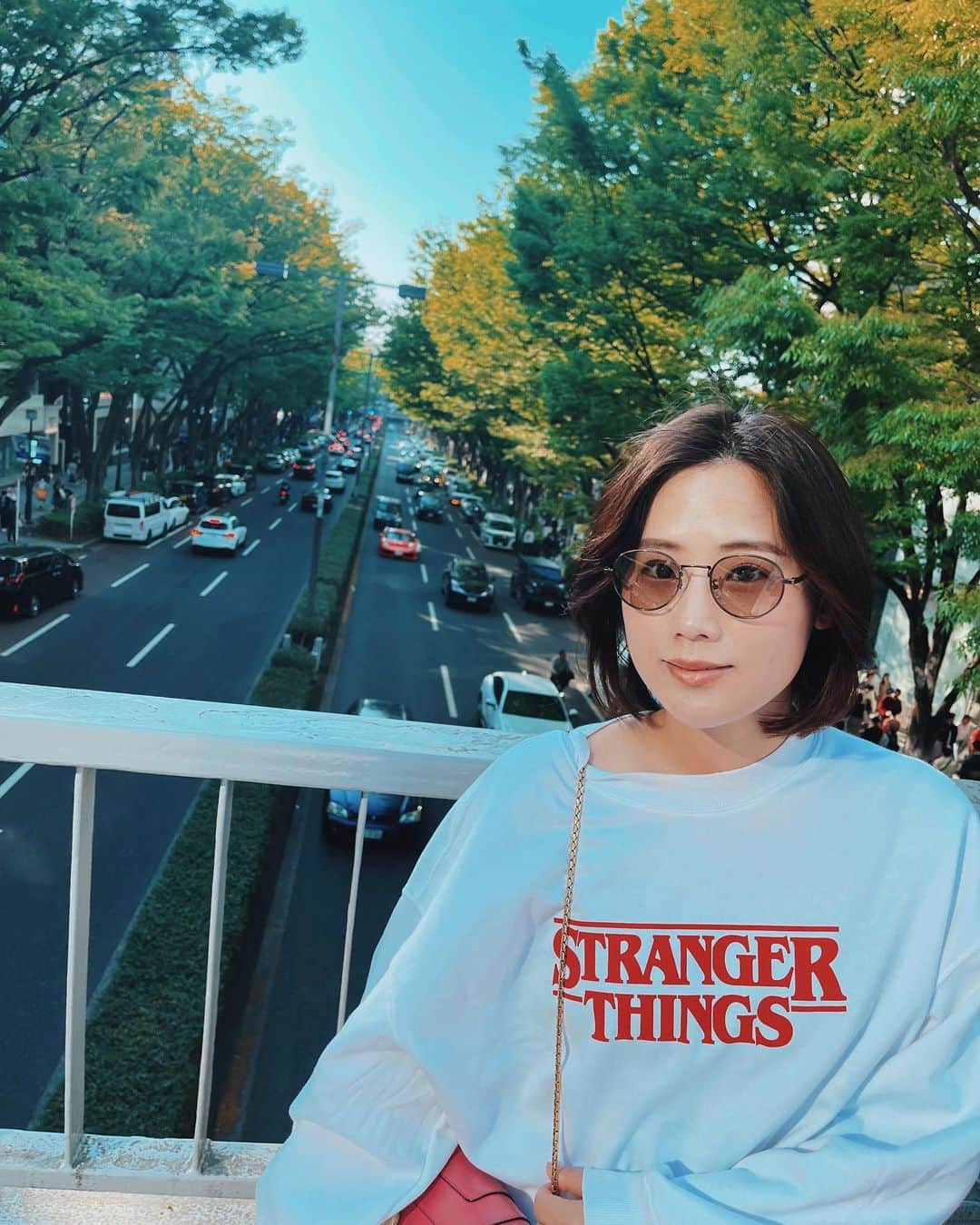 秋山ゆずきのインスタグラム：「. . 日本に観光に来た人🇯🇵🙋‍♀️ って感じの写真で笑っちゃうね😂  ストレンジャーシングスにハマってるので ストレンジャーシングスのトレーナーです❣️ 単純なのが1番良いね☺️  #ストレンジャーシングス  #strangerthings  #JAPAN #japantravel」
