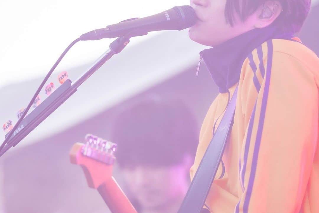 三原健司のインスタグラム：「「健司さんが"04 Limited Sazabysとの出逢いは2014年のみそフェス@名古屋Electric Lady Landだった"ってMCで仰ってたじゃないですか、僕その日ライブ観てました」との話を楽屋裏でしてくれたのが緑黄色社会のBa.の穴見くん 当時高校一年やったらしい 色々縁や繋がりを感じたYON FES 2023  フォーリミは音楽の幅が広い、それは楽しみ方をたくさん知ってるって事やし色んなジャンルの音楽へのリスペクトがある。会話やインタビュー、ラジオの選曲など随所に感じられる。 その分シビアな部分も持ってて良いところは良い、悪いところは悪い。ってしっかり口に出してくれる信頼を置いてる先輩。 そんな人たちが呼んでくれたヨンフェス、トリ前。  付き合いの長いバンドがイベントに呼んでくれた時、俺が一番その主催者に見せたいのが「成長」 5年前の自分になかった熱、歌心、音楽、ぜーんぶ出す。  なぜならオレが主催者になったときに出演者が全部噛み付くくらいやってくれたら泣くほど喜ぶから  次いつ呼ばれるかはわからんけど、また呼んでください。今呼ばないつ呼ぶの！？ってくらい魂すり減らす全力のライブしながら待ってます。  YON FES大好き GENちゃん、おがりゅーくん、ヒロカズくん、こーへーくんありがとうございました。  春フェス用に衣装を新調しましたがGENちゃんに「ブルース・リーだね」とのお言葉をいただいたのでこの春フェスも怒りの鉄拳でいきます」