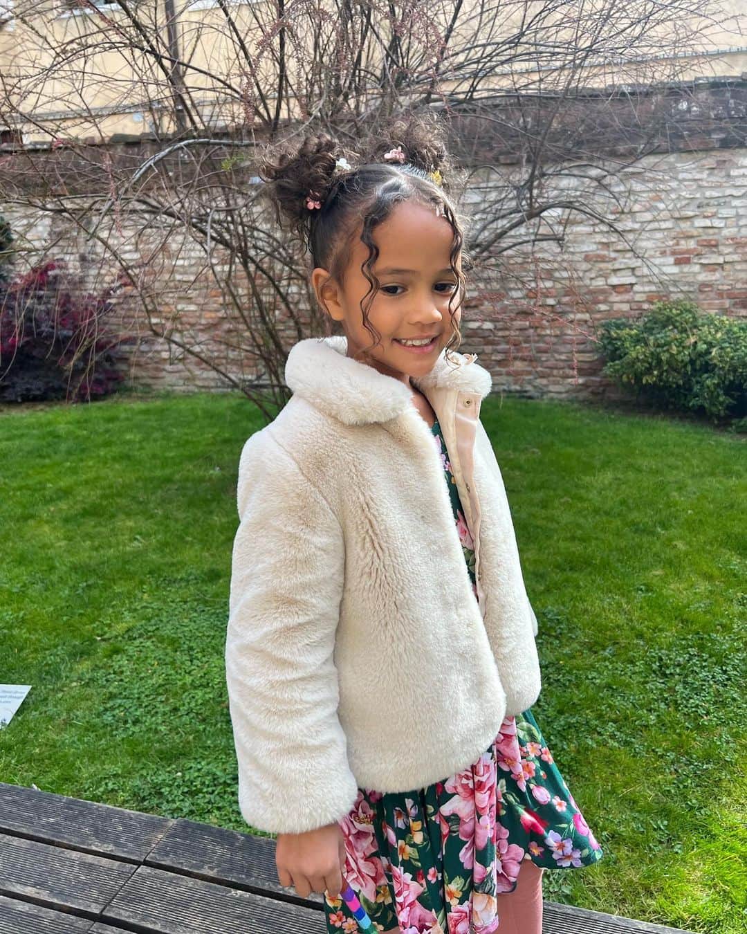 ジョン・レジェンドさんのインスタグラム写真 - (ジョン・レジェンドInstagram)「Happy Easter from me and my babies!」4月9日 23時28分 - johnlegend