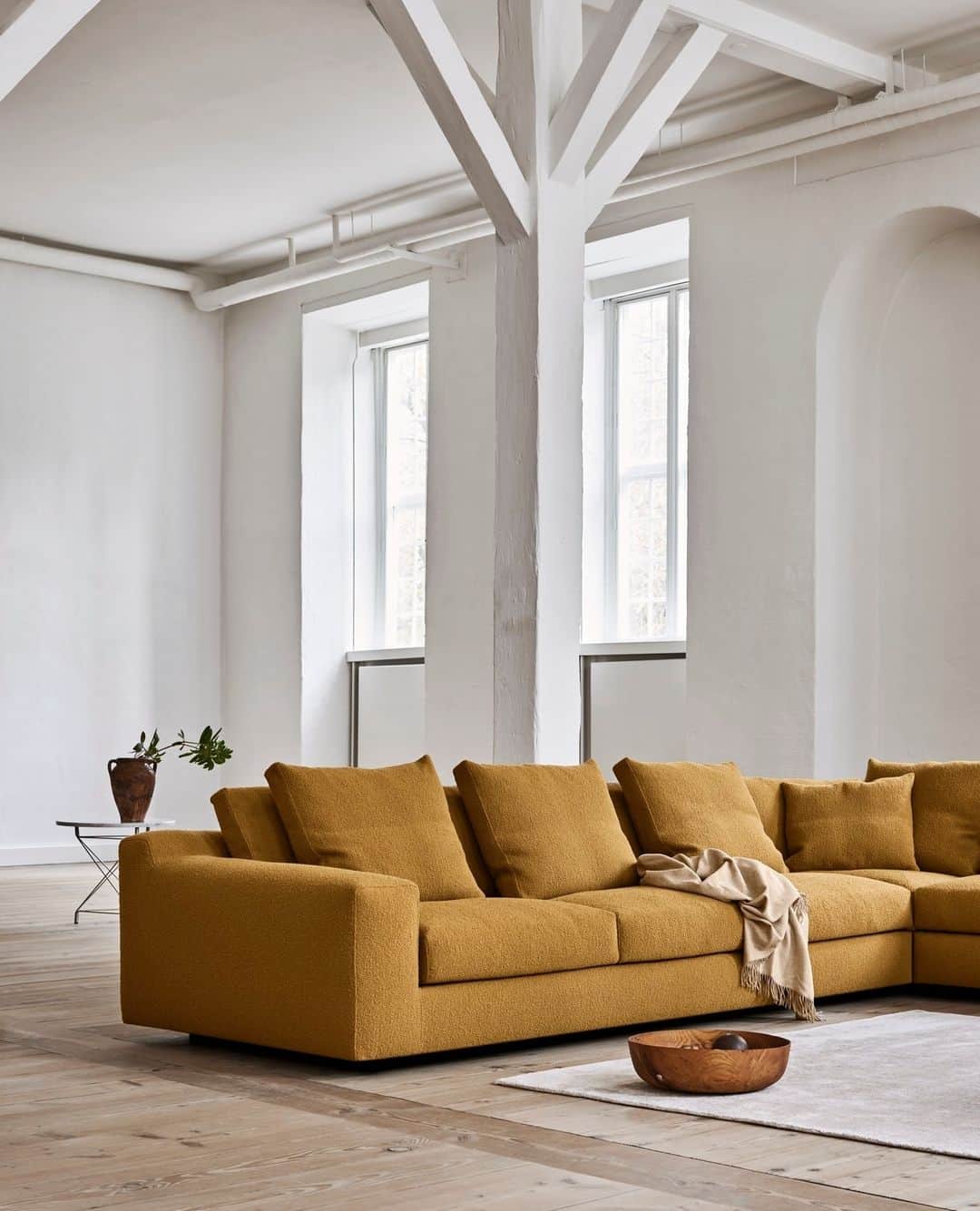 eilersenのインスタグラム：「A bit more of our Aton sofa dressed in yellow tones to celebrate Easter. The curve of the armrest and  the back adds a soft touch to the design.⁠ ⁠ Sofa: Aton upholstered in Grain 18⁠ Carpet: Stick Nature⁠ ⁠ ⁠ ⁠ ⁠ ⁠ ⁠ ⁠ ⁠  ⁠ #eilersen #eilersenfurniture #myeilersen #enjoyaneilersen #Aton #homedecor #sofa #danishdesign #inredning #finahem #interiorlovers #interiordesign #modernliving #minimalism #nordiskehjem #nordicinspiration #nordicliving #craftsmanship #luxurylifestyle #boligindretning #designinterior #livingroominspo #boliginspiration #softminimalism #hemindredning #schönerwohnen #nordicminimalism #throughgenerations」