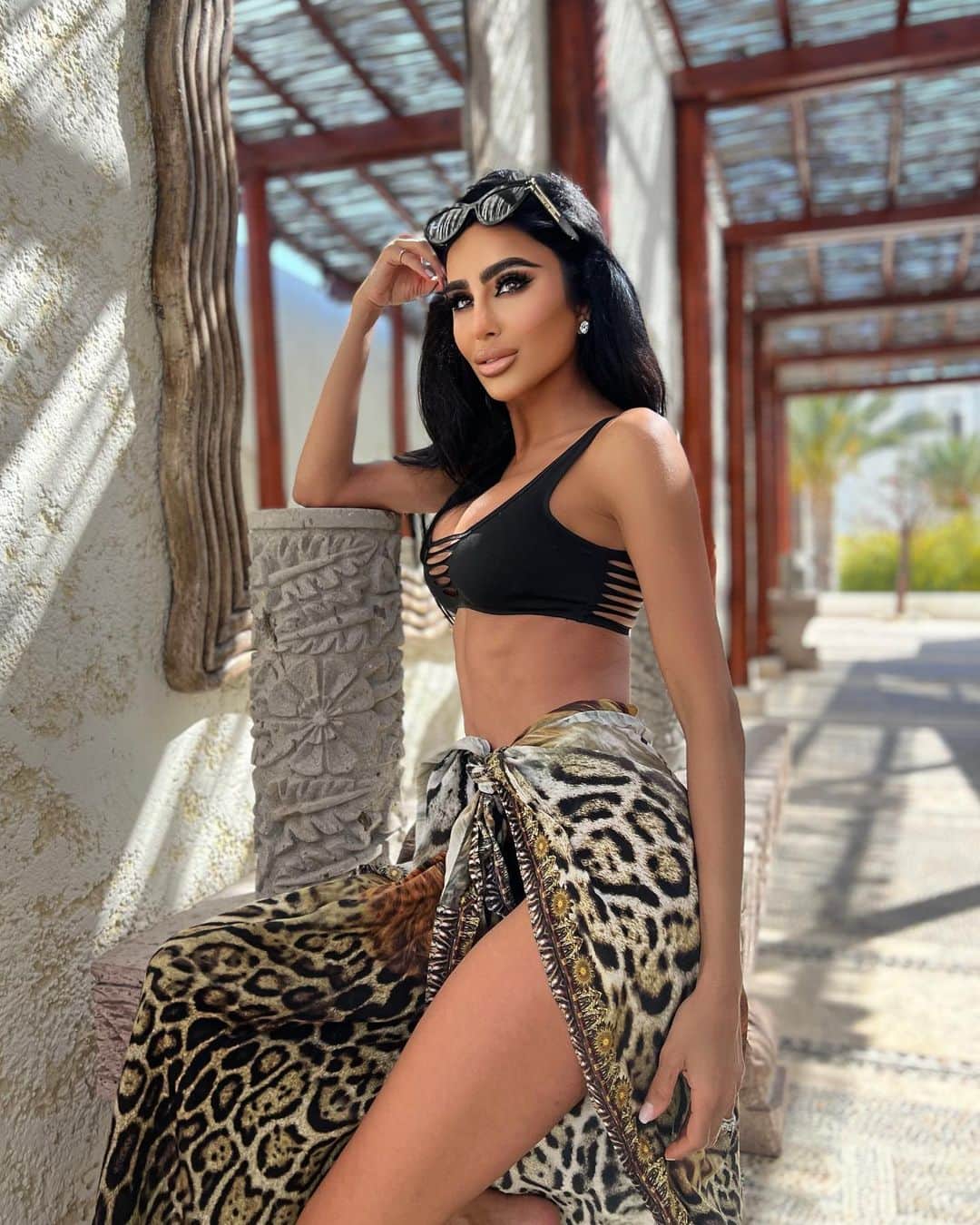 リリー・ガリーチのインスタグラム：「Life hack: stop trying to impress other people 🖤 ☀️ Day 3 of our stay at @lasventanasalparaiso - not only the best resort in Cabo, but the best photos too if you find Manuel on property and ask him to take photos for you lol 💁🏻‍♀️🙋🏻‍♀️ - swimsuit by @agentprovocateur」