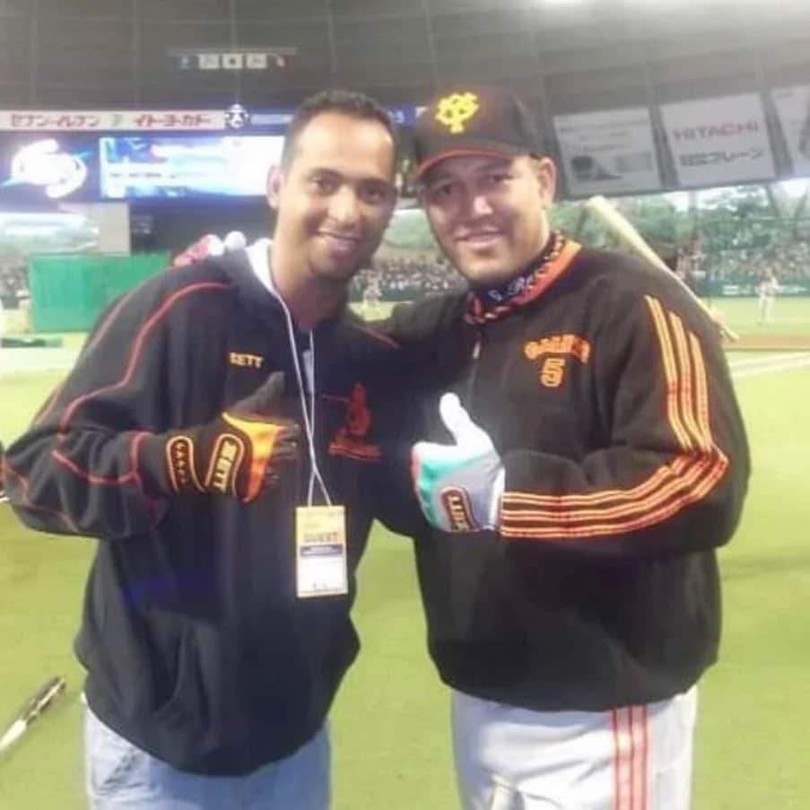 のインスタグラム：「Estoy consternado por la repentina y dolorosa partida de una persona que fue más que un amigo para mí, fue un hermano y siempre lo sentí parte de mi familia: @salvatodosyare.  Salvador y yo crecimos y nos criamos juntos en mi natal Yare y siempre mantuvimos esa hermandad que tuvimos desde niños y por eso estoy muy afectado por su partida.  Fue un extraordinario amigo, un hermano, hijo, padre y esposo ejemplar, que hasta su último día estuvo ayudando al prójimo y a nuestra querida comunidad de Yare que también lamenta su partida.  Hermano, te voy a extrañar demasiado, lamento muchísimo tu partida, pero estoy seguro que Dios te recibe con los brazos abiertos por tanta gente que ayudaste en esta tierra.  Gracias por tu cariño, amistad y hermandad de tantos años y le pido a Dios fortaleza para tus hijos, familiares y todos tus seres queridos. Descansa en paz.   🙏🏽🙏🏽🙏🏽 #ramichan #ramichanlegendinjapan #ramichanhof2023 #amigos #hermano #bestfriends」
