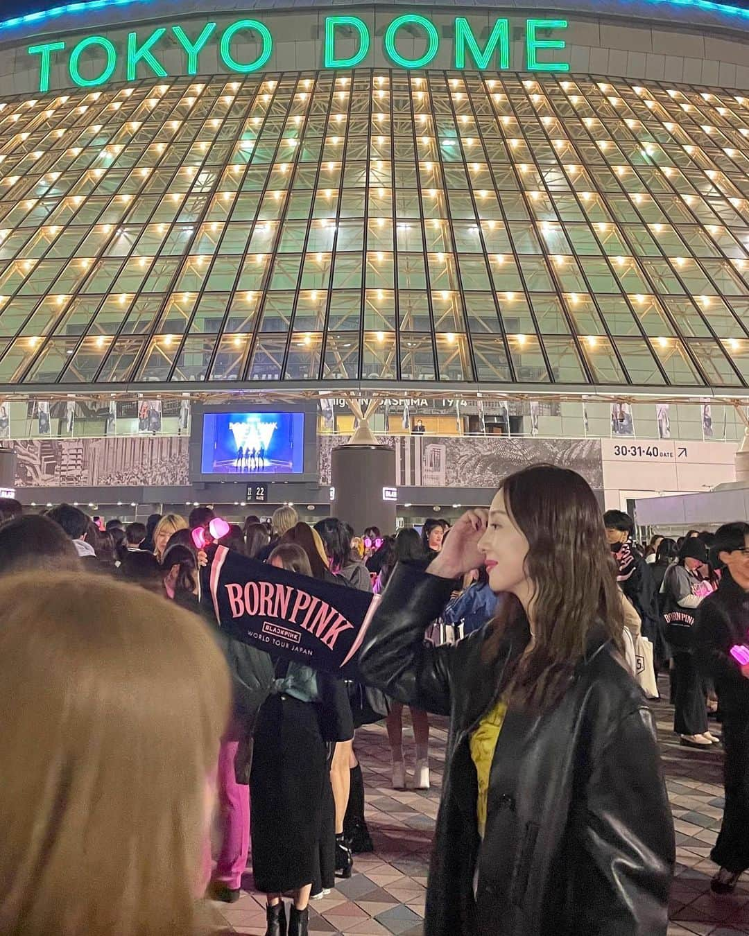 木下ココさんのインスタグラム写真 - (木下ココInstagram)「BLACKPINKのLiveで 東京ドームへ🎧💖🖤 ・ 人気のアーティストがめちゃくちゃ人気の時にライブに行けるなんて本当にラッキーな事だ🤞🍀 ・ 大音量に負けない歓声で盛り上がる会場🌟大歓声の中の登場シーンでは周りの活気と4人のオーラに鳥肌❣️ ライブの楽しさを思い出した🤭 ・ 会場内は撮影がダメだったので、ドームの外であいばっちと記念撮影✌️ ・ 終わってからも、人、人、人👨‍👩‍👧 みんな余韻を楽しんでた。 ・ ・ ・ #weekendmood #BLACKPINK #ブラックピンク #コンサート #ライブ　 #東京ドーム  #木下ココ」4月9日 23時32分 - cocot_chan