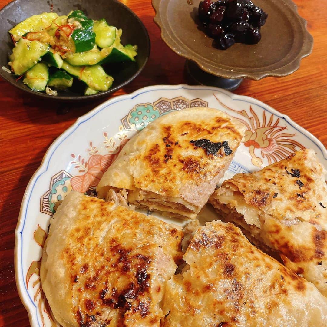 谷口菜津子さんのインスタグラム写真 - (谷口菜津子Instagram)「夜飯  夜ご飯はとにかく私の晩酌のためにメニューを考えてきます。 興味ある料理の研究もしたいので貝を捌いたり、肉餅を作ったりチャレンジメニューが多いです。 1日の終わりの料理なので、その日によって料理へのモチベーションはまちまち。 元気な日だったら主菜は自分中心に、副菜はパートナーの好みのことを考えながら作って、頑張りたくない日はとにかく自己中に料理しています。」4月9日 23時33分 - nco0707