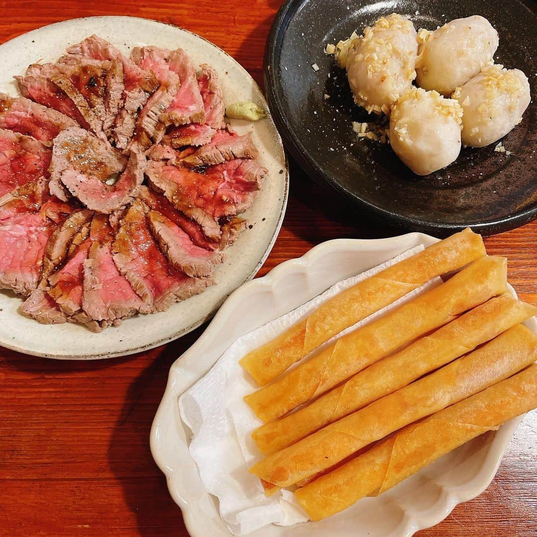 谷口菜津子のインスタグラム：「夜飯  夜ご飯はとにかく私の晩酌のためにメニューを考えてきます。 興味ある料理の研究もしたいので貝を捌いたり、肉餅を作ったりチャレンジメニューが多いです。 1日の終わりの料理なので、その日によって料理へのモチベーションはまちまち。 元気な日だったら主菜は自分中心に、副菜はパートナーの好みのことを考えながら作って、頑張りたくない日はとにかく自己中に料理しています。」