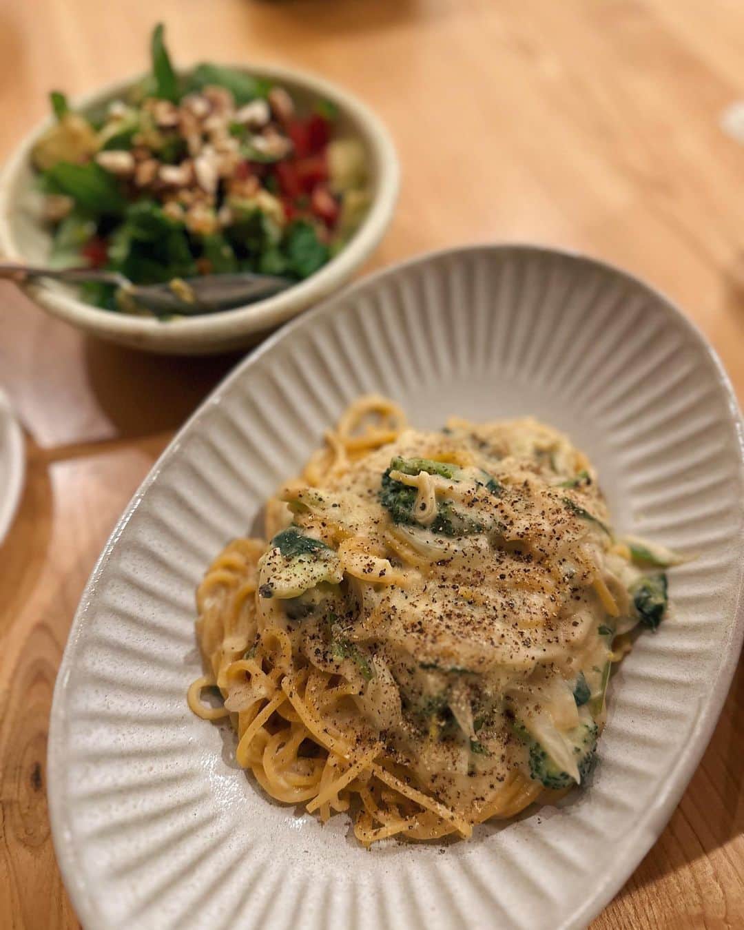 忍舞のインスタグラム：「コストコのフムスで ヴィーガンクリームパスタ🍝 カルボナーラ的な  簡単うまうま。  炒めた野菜に フムスいれて 豆乳か茹で汁で伸ばして 野菜だし、白味噌(甘め味噌)いれておわりー✨  ニュートリ入れてもいいね。  サラダは大好きなサクサク醤油アーモンドをかけただけw  #ヴィーガンパスタ #ヴィーガンクリームパスタ #ヴィーガンカルボナーラ #フムス #フムスレシピ #フムスアレンジ  #フムスリメイク #コストコレシピ #コストコフムス #コストコ購入品」