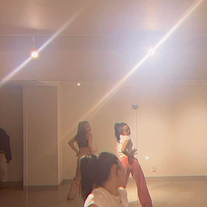 HIYORIのインスタグラム：「♩Just Fine(feat. @kianalede )｜ @kittycash 🥭✨ choreo by @akari_reckless & @hyr__0425  . だいすきなあかりちゃんとトレーニング🧠💕💡 難しいけど楽しいの〜🍃🌤ありがとう⭐︎ 画角は失敗しました😅 #kittycash #kianalede #justfine #choreography」