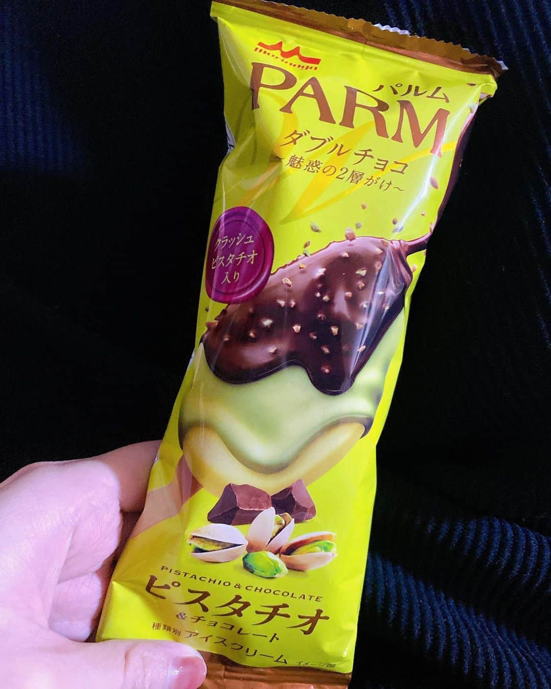 前田玲奈のインスタグラム：「食べてますよ🍦 #parm #パルム #ピスタチオ #森永乳業   おいしい！ けど、それでも私はやっぱりノーマルパルムを愛してる！！！！  #アイ活 #アイスフェアリー #アイスフェアリー前田 #icecream #アイスクリーム」