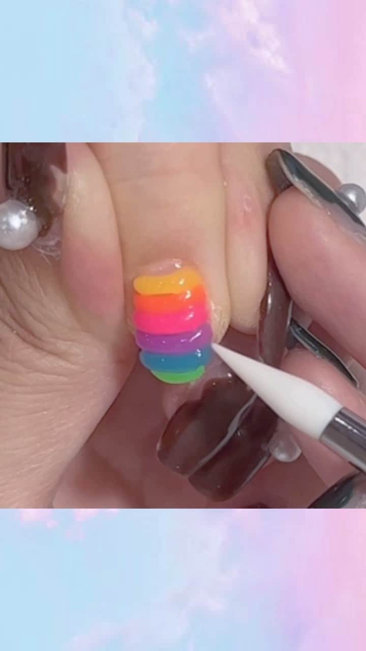 なかやまちえこのインスタグラム：「ぷっくりレインボー🌈⠀ ⠀ #nail #nails #nailart #ネイル #美甲 #ネイルアート  #japanesenailart #manucure #japanesenails #manicurist #gelnails #أظافر #네일아트 #미용  #เพ้นท์เล็บ #artedeuñas #เพ้นท์เล็บเจล #ジェルネイルデザイン #ネイルデザイン #nagelkunst #3dネイル #かわいい #原宿ネイル #個性派ネイル」