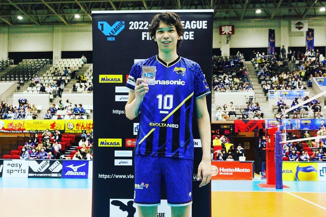 山内晶大のインスタグラム：「. . . V league Final 4 in 京都 たくさんの声援のおかげで 苦しいセットもなんとか勝ち取り 来週に繋げることができました💪 . . 誰が出てもパンサーズらしい バレーができ、 選手層の厚さを表現できたと思います！ . . 来週末の豊田での試合も 熱い応援で 自分たちの背中を押してください🔥 . . . #panasonicpanthers」