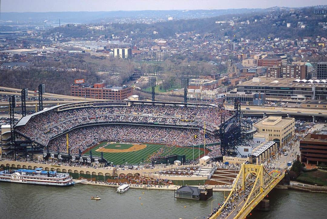 ピッツバーグ・パイレーツのインスタグラム：「On April 9, 2001, the first game was played at the most beautiful ballpark in baseball.」