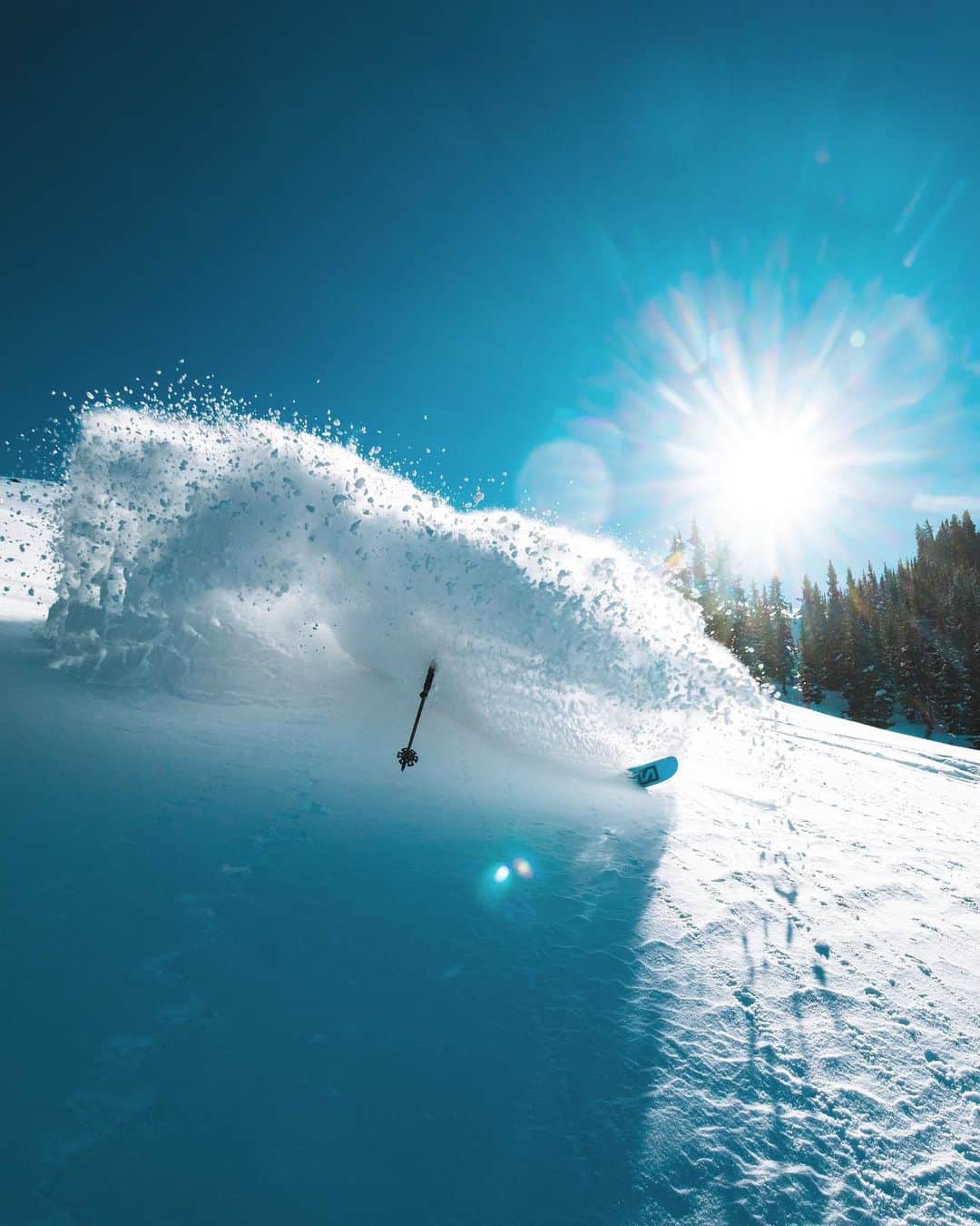 Alex Strohlのインスタグラム：「Less than a second in time on a Colorado slope @sienavalleyclub. I rarely shoot at F22 because I rarely shoot mid day but It’s a fine technique to tame an overzealous sun in the middle of the frame!」