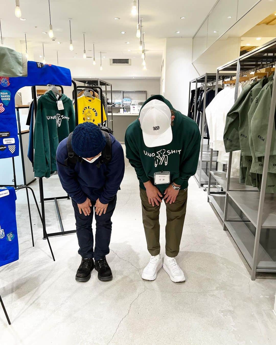 宇野薫のインスタグラム：「100A JIU-JITSU Gi CUSTOMIZING ART EXHIBITION in KYOTO 5日目  本日もご来店いただきありがとうございました！  (遊びに来てくれた廣野さんと2人でペコリ)  明日も10:30〜20:00 藤井大丸2F THE SPACE FUJII DAIMARUで お待ちしております。  #onehundredathletic #100A #100athletic #unocaolshowten  #藤井大丸 #藤井大丸オンラインショップ #宇野薫 #村上美術 #京都」