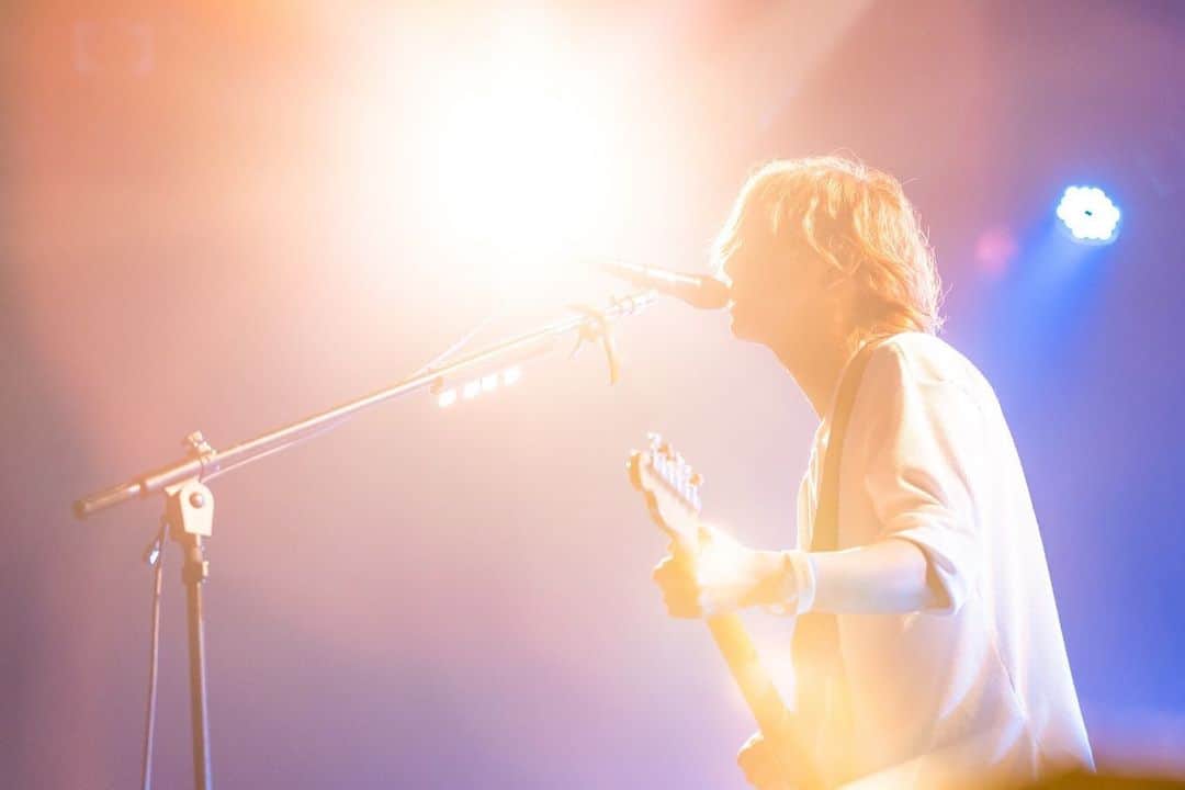 兼丸さんのインスタグラム写真 - (兼丸Instagram)「4/6(木) 名古屋 DIAMOND HALL 「PART OF YOUR HEART TOUR 2023」  いやー、髪伸びたね。 シルエット最高。  Photo by (@yusuke_mphoto)  #theshesgone #PARTOFYOURHEARTTOUR2023」4月9日 23時56分 - kanemaru.425