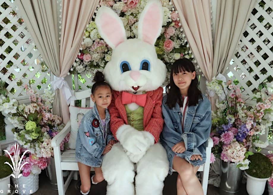 Zooey Miyoshiのインスタグラム：「HAPPY EASTER!!!!🐰#zooeyxamelie . . . Thank you @thegrovela x @fashionmamas for our bunny photo this year 🌷」