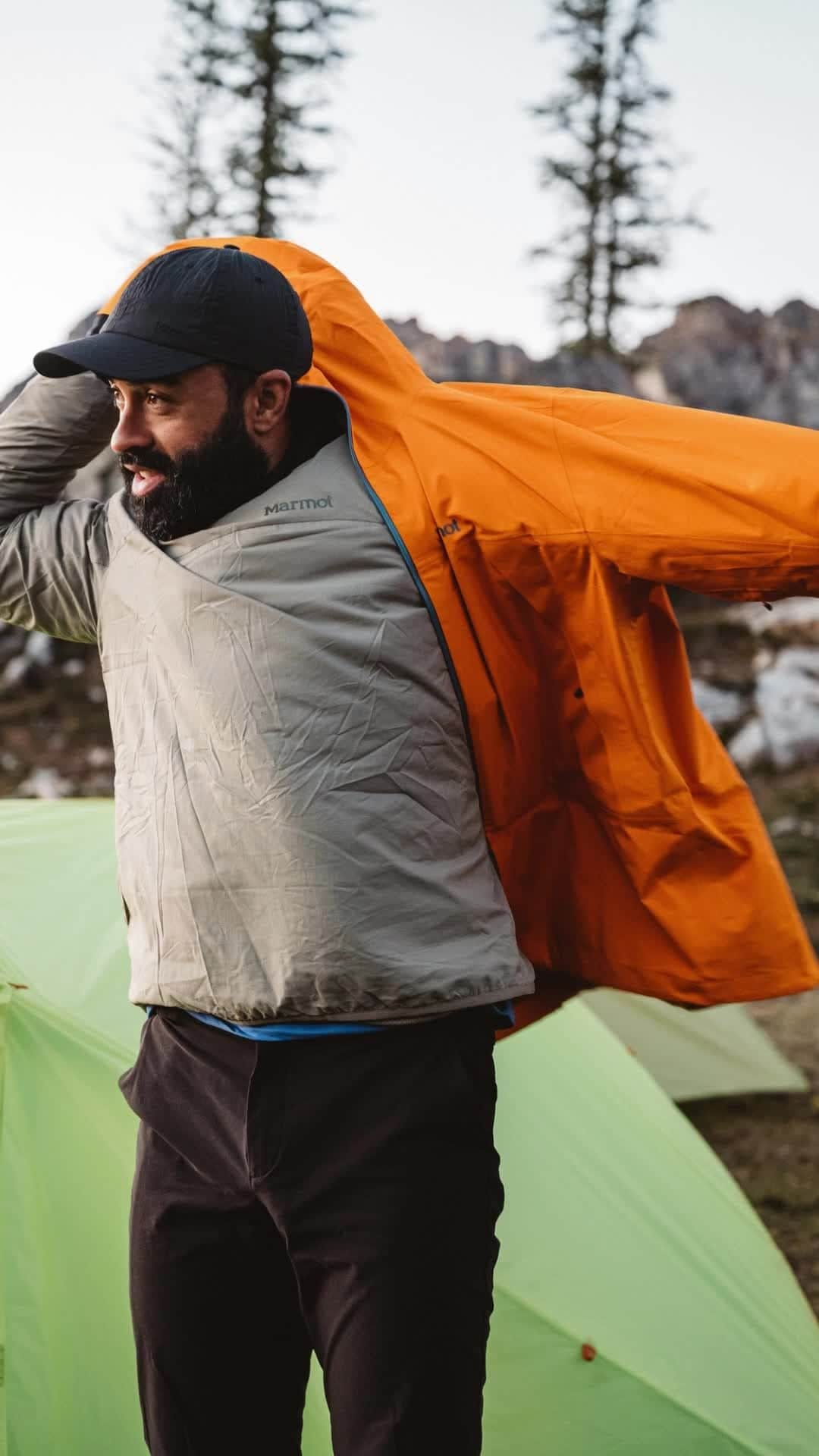 マーモットのインスタグラム：「Stoked for the soak 🌧️   Pictures: @bentommat  #Marmot」