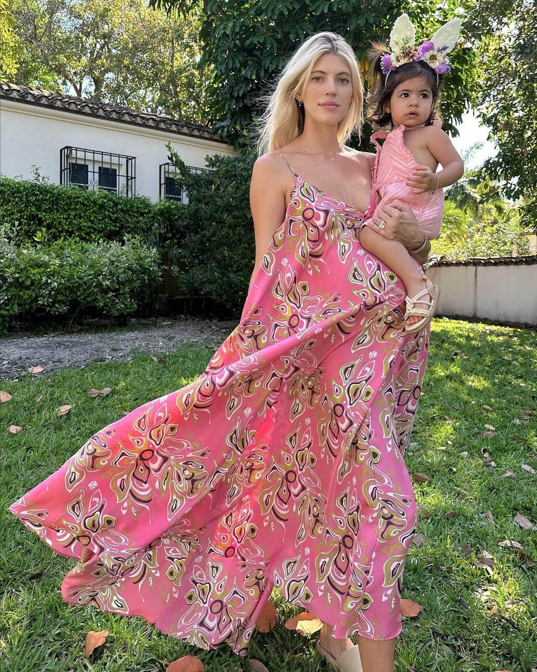 のインスタグラム：「Easter with this little bunny! 🐰🐣💐」