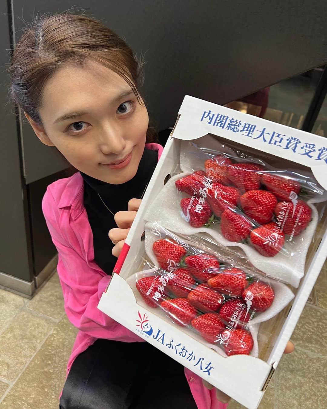 天玲美音さんのインスタグラム写真 - (天玲美音Instagram)「先日見つけたいちご🍓 内閣総理大臣賞受賞という強いワードに魅せられ、思わず手に取ってしまいました。 内閣総理大臣賞受賞いちごって初めて食べたかもしれない✨ 中まで、真っ赤でした！  #美音のおいしいいちご探し #珍しいもの好き #いちご好き #いちご #イチゴ #苺 #ストロベリー #すとろべりー #福岡産 #jaふくおか八女 #農家さんありがとうございます #頑張っている農家さん応援し隊 #いちごすきな人と繋がりたい #真っ赤ないちご #箱買い #ご満悦 #あまおう #博多あまおう #感謝 #内閣総理大臣賞 #内閣総理大臣賞受賞 #ビタミン」4月10日 0時08分 - miontenrei