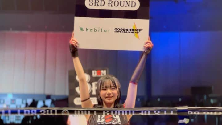 佐々木洋平のインスタグラム：「全員可愛いラウンドガールはBOMならでは🥊  吉成名高を筆頭に日本最高峰のムエタイが観れるのはBOMだけです  そしてラウンドガールはそう  全員私の会社のアイドルですw  #格闘技 #ラウンドガール  #ムエタイ #muaythai」