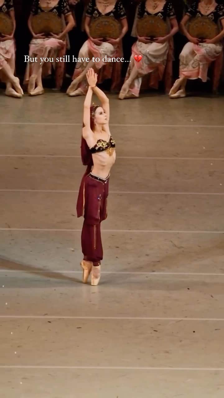 マリア・コーレワのインスタグラム：「07.04.23 Nikiya’s Monologue from “Bayadere” 💔 Grateful to the creators of this ballet for giving us the most incredible POV’s one could ever imagine…   07.04.23 Монолог Никии из балета «Баядерка» 💔 Никия должна исполнить ритуальный танец на свадьбе единственного человека, которого она любила. Любовь  преобразила мир вокруг нее, но как жестоко обманута она оказалась… Ничто больше не важно, ничего больше не существует для Никии. Но она все равно должна танцевать. Спасибо создателям этого балета за самые пронзительные предлагаемые обстоятельства…」