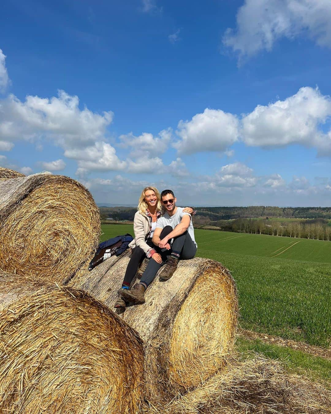 Zanna Van Dijkさんのインスタグラム写真 - (Zanna Van DijkInstagram)「A wholesome Yorkshire weekend 🫶🏼  1️⃣ Taking my Surrey boy up north 👫 2️⃣ What a beautiful view to wake up to ✨  3️⃣ Dad in his element 🥦  4️⃣ Dog walks in the Howardian Hills 🥾  5️⃣ Walk squad 🙌🏼 6️⃣ Mucky boots & paws 🐾  7️⃣ Elite level picnic from @yorkshirehelen 🧺  8️⃣ Soaking up that spring sunshine ☀️  9️⃣ Nothing beats cuddles with Ted 🐶   Happy Easter you lovely bunch 🐰 #easterweekend #eastersunday #easterbankholiday」4月10日 0時13分 - zannavandijk