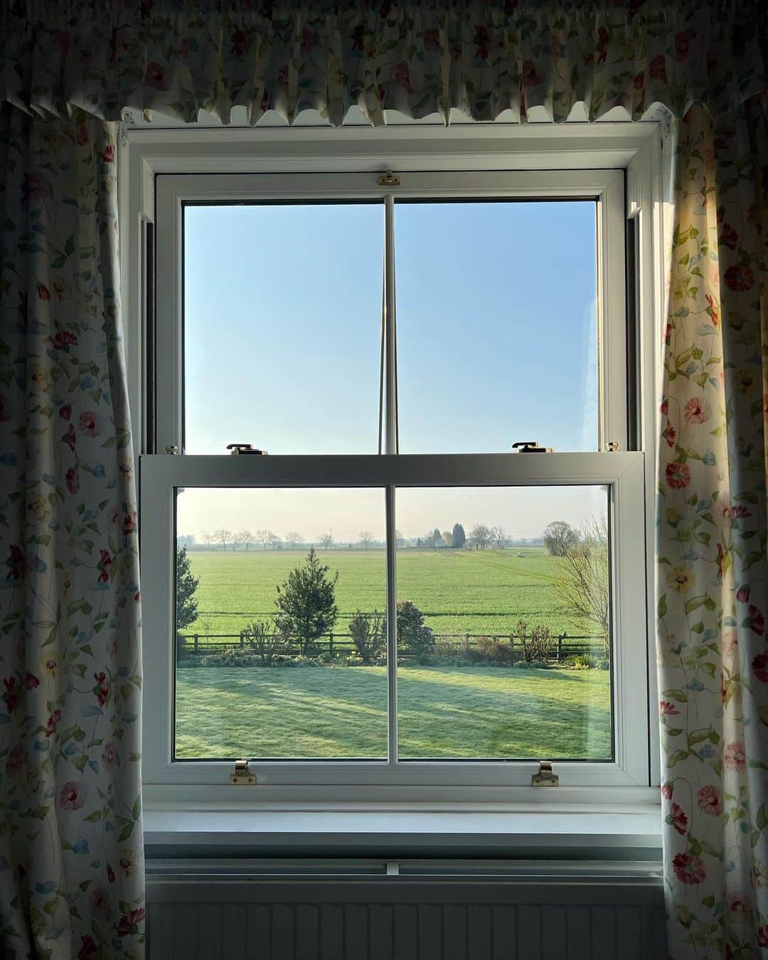Zanna Van Dijkさんのインスタグラム写真 - (Zanna Van DijkInstagram)「A wholesome Yorkshire weekend 🫶🏼  1️⃣ Taking my Surrey boy up north 👫 2️⃣ What a beautiful view to wake up to ✨  3️⃣ Dad in his element 🥦  4️⃣ Dog walks in the Howardian Hills 🥾  5️⃣ Walk squad 🙌🏼 6️⃣ Mucky boots & paws 🐾  7️⃣ Elite level picnic from @yorkshirehelen 🧺  8️⃣ Soaking up that spring sunshine ☀️  9️⃣ Nothing beats cuddles with Ted 🐶   Happy Easter you lovely bunch 🐰 #easterweekend #eastersunday #easterbankholiday」4月10日 0時13分 - zannavandijk
