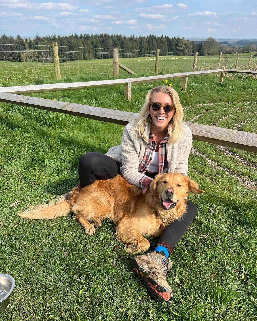 Zanna Van Dijkさんのインスタグラム写真 - (Zanna Van DijkInstagram)「A wholesome Yorkshire weekend 🫶🏼  1️⃣ Taking my Surrey boy up north 👫 2️⃣ What a beautiful view to wake up to ✨  3️⃣ Dad in his element 🥦  4️⃣ Dog walks in the Howardian Hills 🥾  5️⃣ Walk squad 🙌🏼 6️⃣ Mucky boots & paws 🐾  7️⃣ Elite level picnic from @yorkshirehelen 🧺  8️⃣ Soaking up that spring sunshine ☀️  9️⃣ Nothing beats cuddles with Ted 🐶   Happy Easter you lovely bunch 🐰 #easterweekend #eastersunday #easterbankholiday」4月10日 0時13分 - zannavandijk