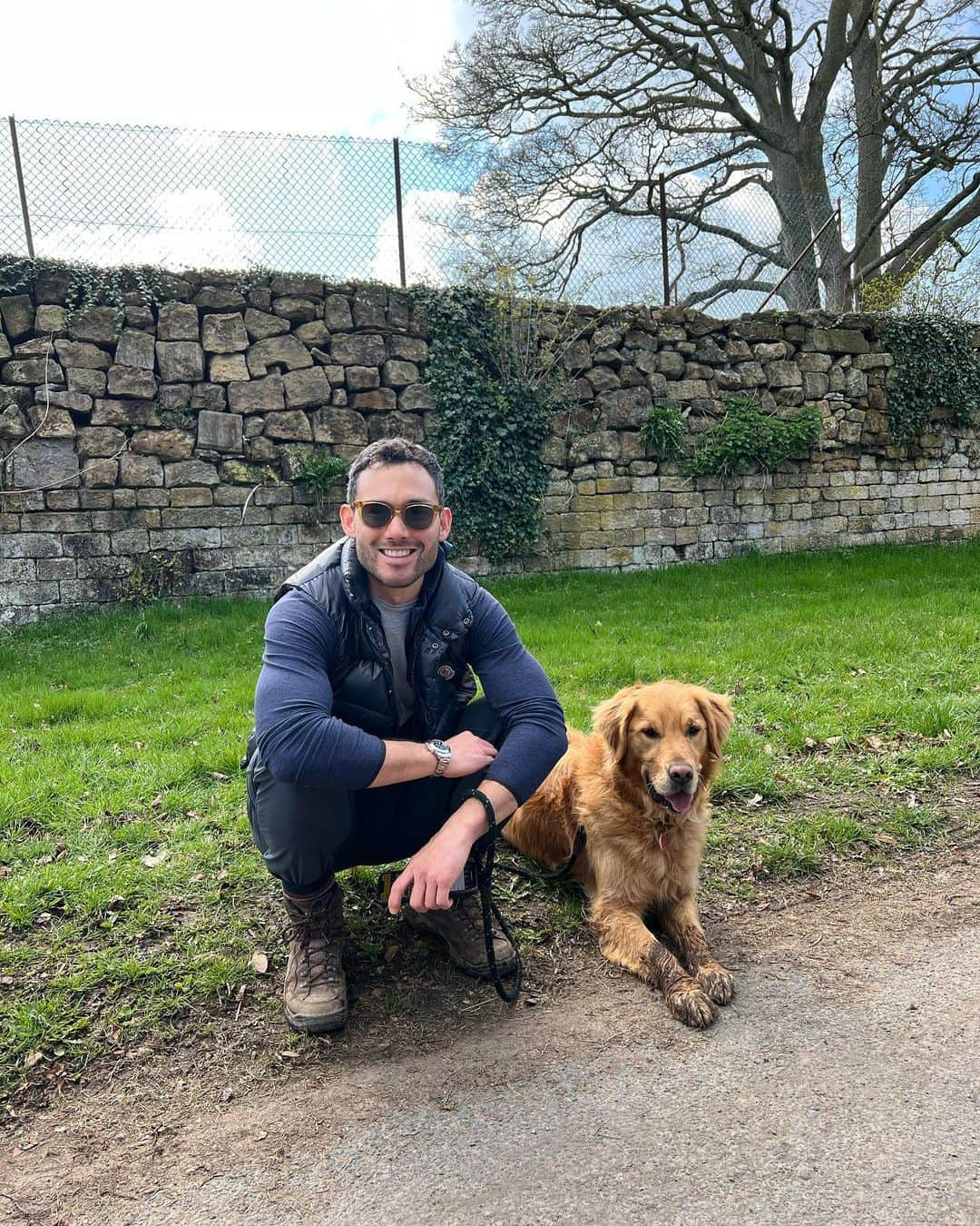 Zanna Van Dijkさんのインスタグラム写真 - (Zanna Van DijkInstagram)「A wholesome Yorkshire weekend 🫶🏼  1️⃣ Taking my Surrey boy up north 👫 2️⃣ What a beautiful view to wake up to ✨  3️⃣ Dad in his element 🥦  4️⃣ Dog walks in the Howardian Hills 🥾  5️⃣ Walk squad 🙌🏼 6️⃣ Mucky boots & paws 🐾  7️⃣ Elite level picnic from @yorkshirehelen 🧺  8️⃣ Soaking up that spring sunshine ☀️  9️⃣ Nothing beats cuddles with Ted 🐶   Happy Easter you lovely bunch 🐰 #easterweekend #eastersunday #easterbankholiday」4月10日 0時13分 - zannavandijk