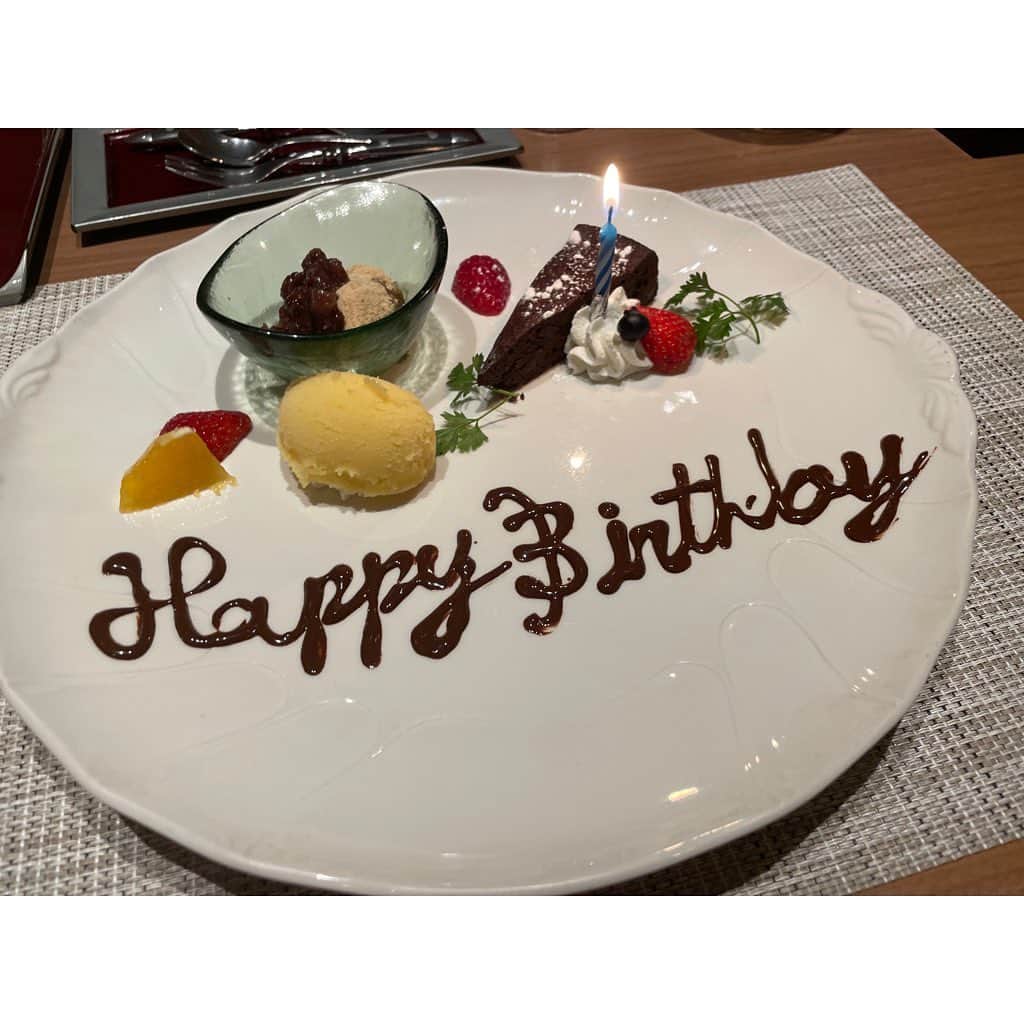 山田真以さんのインスタグラム写真 - (山田真以Instagram)「先日お誕生日を迎えました🎂🌸 自分の年齢を見ると恐ろしく、一年がそれはそれは早く感じます😇が、家族におめでとうってお祝いしてもらい嬉しく思いました💐 娘は、ケーキをフー！したくて人の誕生日を自分の誕生日のように喜びます🤣🌈 ラジオのお仕事から随分と離れているのにも関わらず、お祝いメッセージを届けて下さった沢山の皆さま、ありがとうございました🥰💞  写真は、家族とのお祝い。 そして見沼区の桜と、お友だちと見に行った三橋公園の桜。 どちらもとってもとっても綺麗でした🌸🍃」4月10日 0時23分 - maaai.yamada