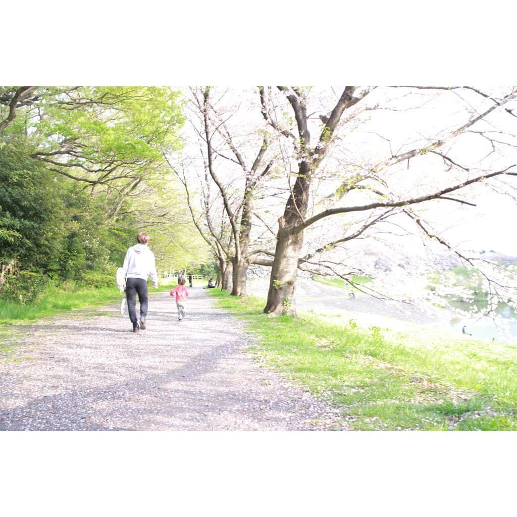 山田真以さんのインスタグラム写真 - (山田真以Instagram)「先日お誕生日を迎えました🎂🌸 自分の年齢を見ると恐ろしく、一年がそれはそれは早く感じます😇が、家族におめでとうってお祝いしてもらい嬉しく思いました💐 娘は、ケーキをフー！したくて人の誕生日を自分の誕生日のように喜びます🤣🌈 ラジオのお仕事から随分と離れているのにも関わらず、お祝いメッセージを届けて下さった沢山の皆さま、ありがとうございました🥰💞  写真は、家族とのお祝い。 そして見沼区の桜と、お友だちと見に行った三橋公園の桜。 どちらもとってもとっても綺麗でした🌸🍃」4月10日 0時23分 - maaai.yamada