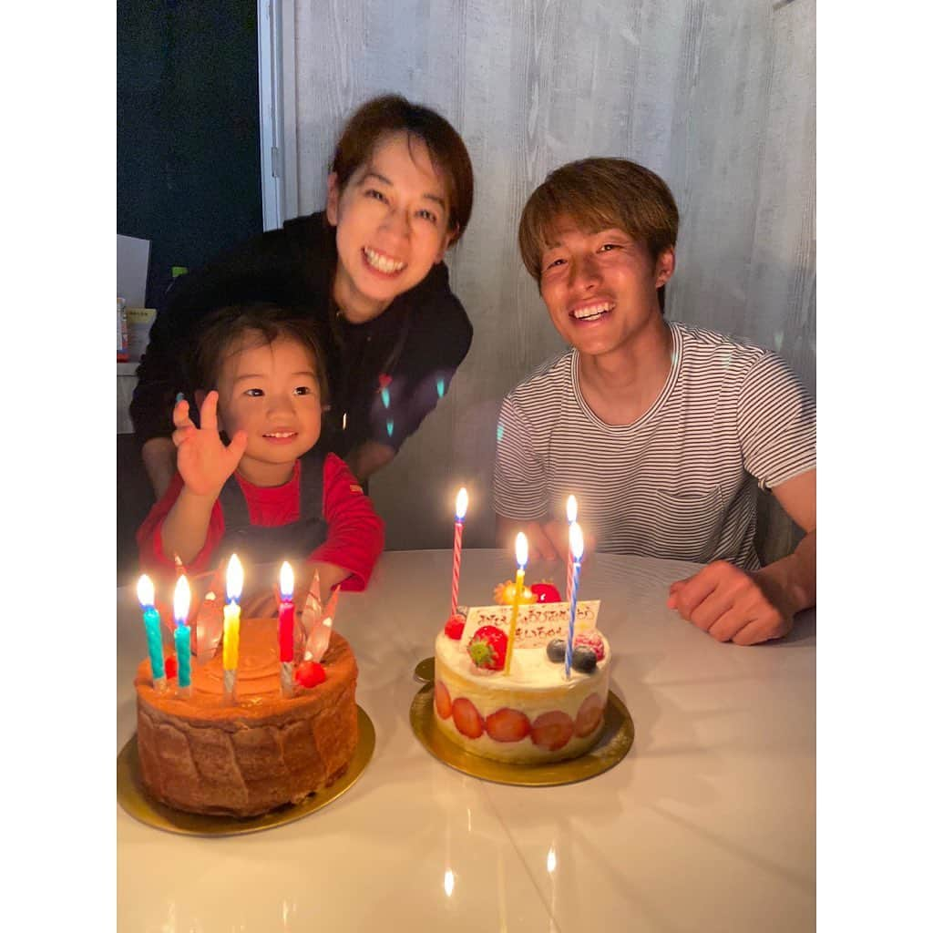 山田真以のインスタグラム：「先日お誕生日を迎えました🎂🌸 自分の年齢を見ると恐ろしく、一年がそれはそれは早く感じます😇が、家族におめでとうってお祝いしてもらい嬉しく思いました💐 娘は、ケーキをフー！したくて人の誕生日を自分の誕生日のように喜びます🤣🌈 ラジオのお仕事から随分と離れているのにも関わらず、お祝いメッセージを届けて下さった沢山の皆さま、ありがとうございました🥰💞  写真は、家族とのお祝い。 そして見沼区の桜と、お友だちと見に行った三橋公園の桜。 どちらもとってもとっても綺麗でした🌸🍃」