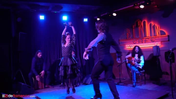 DeFlamenco.comのインスタグラム：「Yoel Vargas & Laura Fúnez en el Café Berlín de Madrid. Fiesta Flamenca   Con @eleazarcerreduela @jlhernandez_flamenco @bandolero.repercusion @joni_jimenez_official  @yoelvargas_ @funezlaura__   #flamenco #deflamenco #flamencomadrid #madridflamenco #danza #baileflamenco #flamencodeclub」