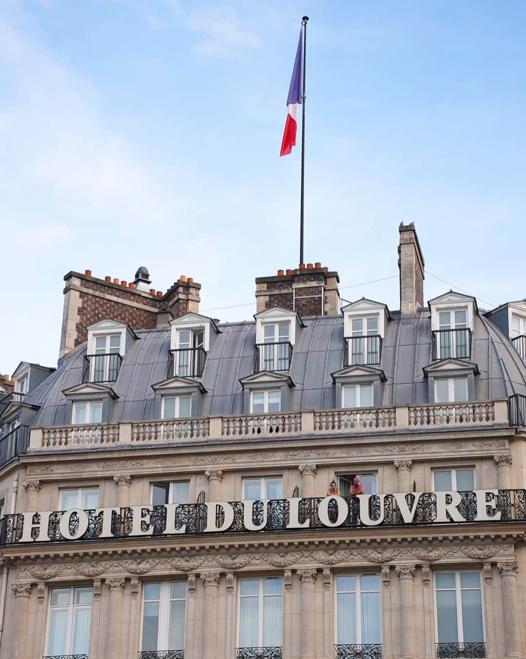 陽菜えみるのインスタグラム：「.  HOTEL DU LOUVRE 🇫🇷  🏨  .」