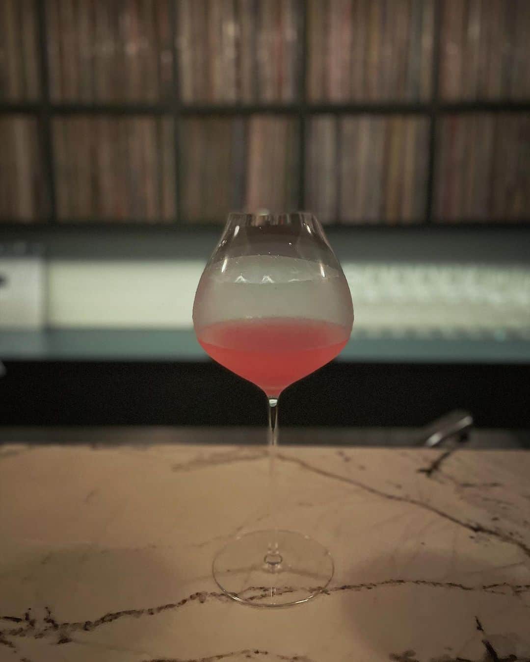 坪井安奈のインスタグラム：「bar...♡  惚れるノンアル。  ソムリエのこばさん @koba.nakamu が作るオリジナルのコンブチャを初めて飲んだ時、ジュースでもお酒でもない、絶妙な味わいに一目惚れならぬ一飲み惚れした。  製作過程を聞いていると、数週間や数ヶ月という時間がかけられていて、もはや研究！と思うほどのこだわりっぷり。コンブチャは紅茶キノコの発酵ドリンクで、プロバイオティクスが含まれる腸やカラダが喜ぶ飲み物です☺︎  こばさんに出会ったのは、大好きなレストラン @caveman_tokyo で。 私はお酒も好きだから、いつもはわざわざノンアルにはしないんだけど、こばさんのドリンクだけはアルコールを超えるノンアル体験ができるので別格。@kotaro_saito と夫婦で天才と崇めています笑  今回出してくれたのは、9種類の柑橘からなるドリンク。ブラッドオレンジ・湘南ゴールド・はっさく・紅甘夏・しらぬい…全部は覚えられなかった笑 それぞれ別々の処理をして、再び1つにまとめあげた作品。ノンアルだけど、「オレンジワインです」って出してくれたの粋すぎる。  ちなみに、ノンアルと言いながらも数滴だけリキュールを滴らしてもらうのもオススメ。こばさん曰く、その数滴がドリンクをコーティングしてくれるように混ざって、さらに香りが漂うとのこと...✧  本当に毎回、とろけさせてくれます。  今は @studiomule というBARでこばさんのドリンクを飲めるよ。もちろん、お酒のチョイスも最高です。  BARの音響設備も贅沢で、カウンターの向こうにはレコードがずらり。こばさんのドリンクと音楽で特別な空間でした。  #ノンアルコール #コンブチャ」