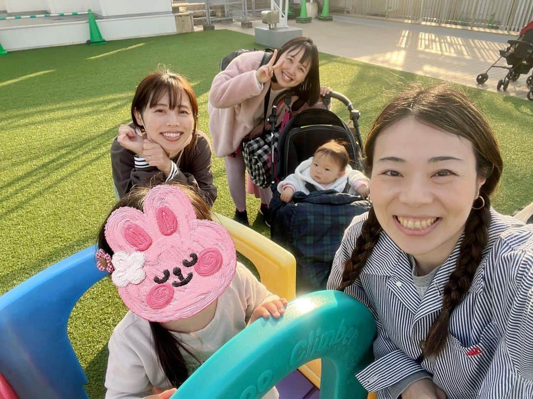 ヨーコのインスタグラム：「🍽  女子会してきたよ💓  ハルカラの子どもたちのおかげで平均年齢はかなり下がってる🤭笑  成長を見守りつつ私も一緒になって遊んで来ちゃった🛝  お昼ごはんは、PR大使をしている新宿調理師専門学校のレストラン「饌」にお邪魔しました✨  ベビーカーを置かせてもらったり、子ども用の食器を貸してもらったり、みなさんにお世話になりました☺️  3月のメニュー 散らし寿司がとっても美味しかった😋 旬の食材をいただくことができて、器や盛り付けも素敵なので美味しいだけじゃなく勉強になるの❣️  毎月メニューが変わるので毎回楽しみなんだ💓 ハルカラも喜んでくれてうれしかった🥰  次回はどんなお料理が食べられるのかな〜🤤🫧  #ハルカラ #女子会 #ランチ #新宿調理師専門学校 #レストラン饌」