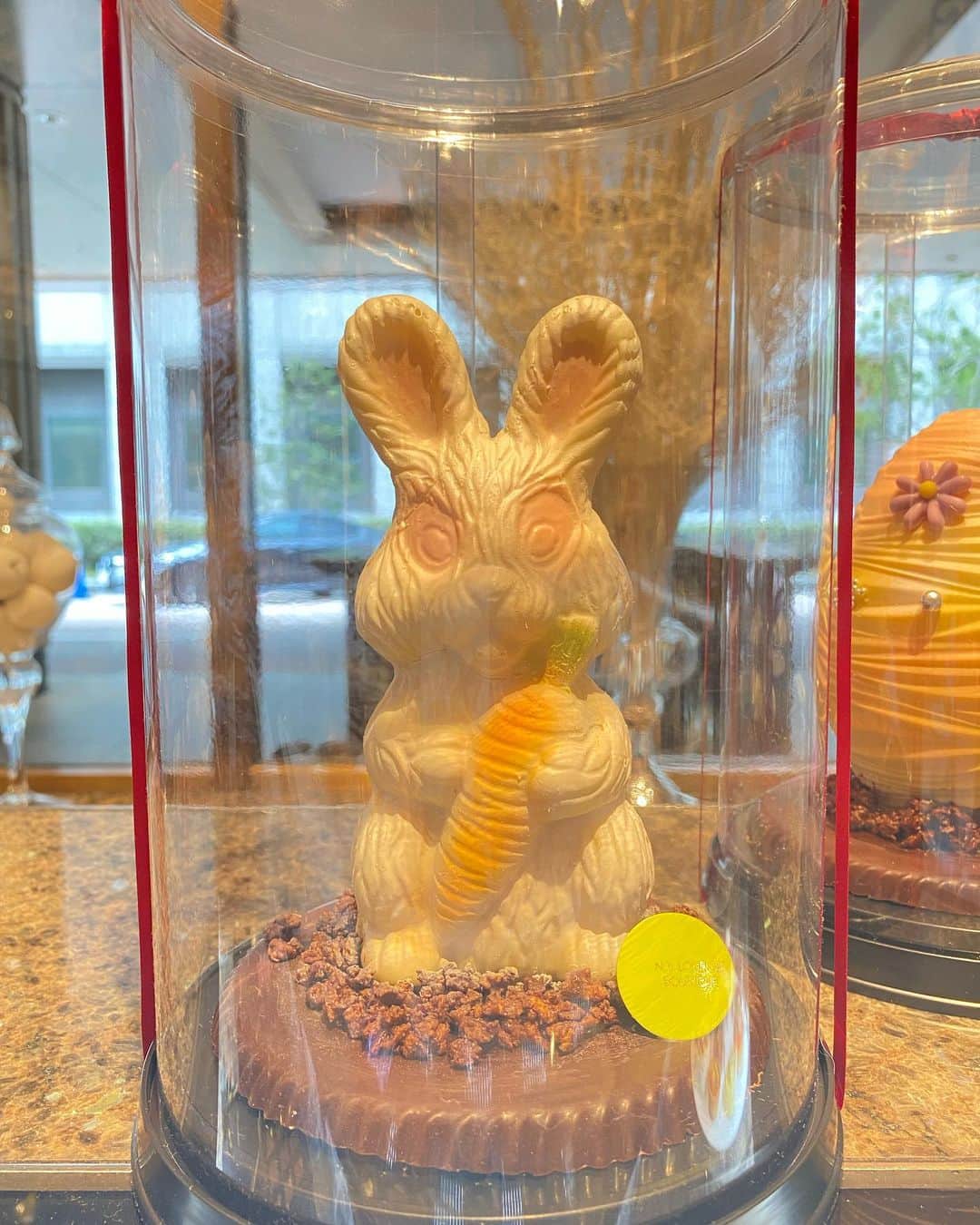 InterContinental Tokyo Bayさんのインスタグラム写真 - (InterContinental Tokyo BayInstagram)「. Come and celebrate with our Easter chocolates handcrafted by our pastry chef. Drop by N.Y.Lounge Boutique for a glimpse of our decadent Easter treats and pick-up a gift for your child or the special someone in your life.  N.Y.ラウンジブティックでは、イースターをお祝いするうさぎとたまごをモチーフにしたチョコレートを4月30日まで販売中です。 チョコレートの中には、ストロベリー味のアーモンドチョコレートが入っています。 お子様やご友人へのプレゼントにぜひどうぞ。  #intercontinentaltokyobay  #ホテルインターコンチネンタル東京ベイ  #インターコンチネンタル東京ベイ  #intercontinental  #intercontinentallife  #nyloungeboutique  #nyラウンジブティック  #easter #eastereggs #easterbunny  #イースター #イースターエッグ  #イースターバニー #チョコレート #イースターチョコレート  #お土産 #プレゼント #🎁」4月10日 0時29分 - intercontitokyobay