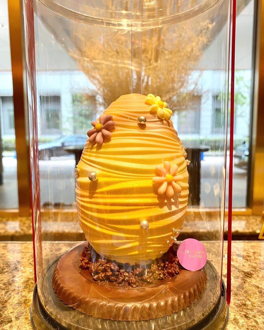 InterContinental Tokyo Bayさんのインスタグラム写真 - (InterContinental Tokyo BayInstagram)「. Come and celebrate with our Easter chocolates handcrafted by our pastry chef. Drop by N.Y.Lounge Boutique for a glimpse of our decadent Easter treats and pick-up a gift for your child or the special someone in your life.  N.Y.ラウンジブティックでは、イースターをお祝いするうさぎとたまごをモチーフにしたチョコレートを4月30日まで販売中です。 チョコレートの中には、ストロベリー味のアーモンドチョコレートが入っています。 お子様やご友人へのプレゼントにぜひどうぞ。  #intercontinentaltokyobay  #ホテルインターコンチネンタル東京ベイ  #インターコンチネンタル東京ベイ  #intercontinental  #intercontinentallife  #nyloungeboutique  #nyラウンジブティック  #easter #eastereggs #easterbunny  #イースター #イースターエッグ  #イースターバニー #チョコレート #イースターチョコレート  #お土産 #プレゼント #🎁」4月10日 0時29分 - intercontitokyobay