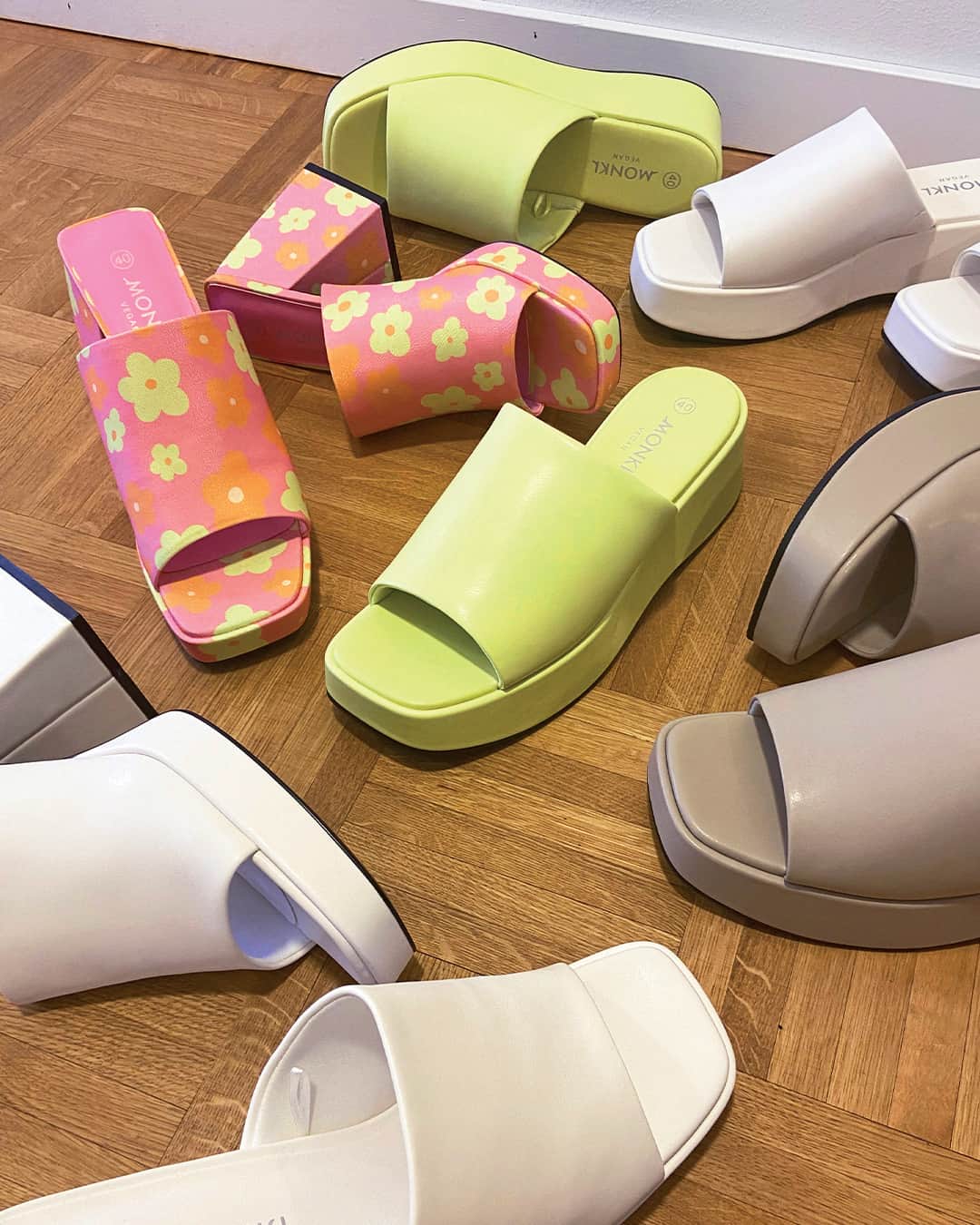 のインスタグラム：「Set ur toes free, it's spring! Just in: new season sandals ☀️」